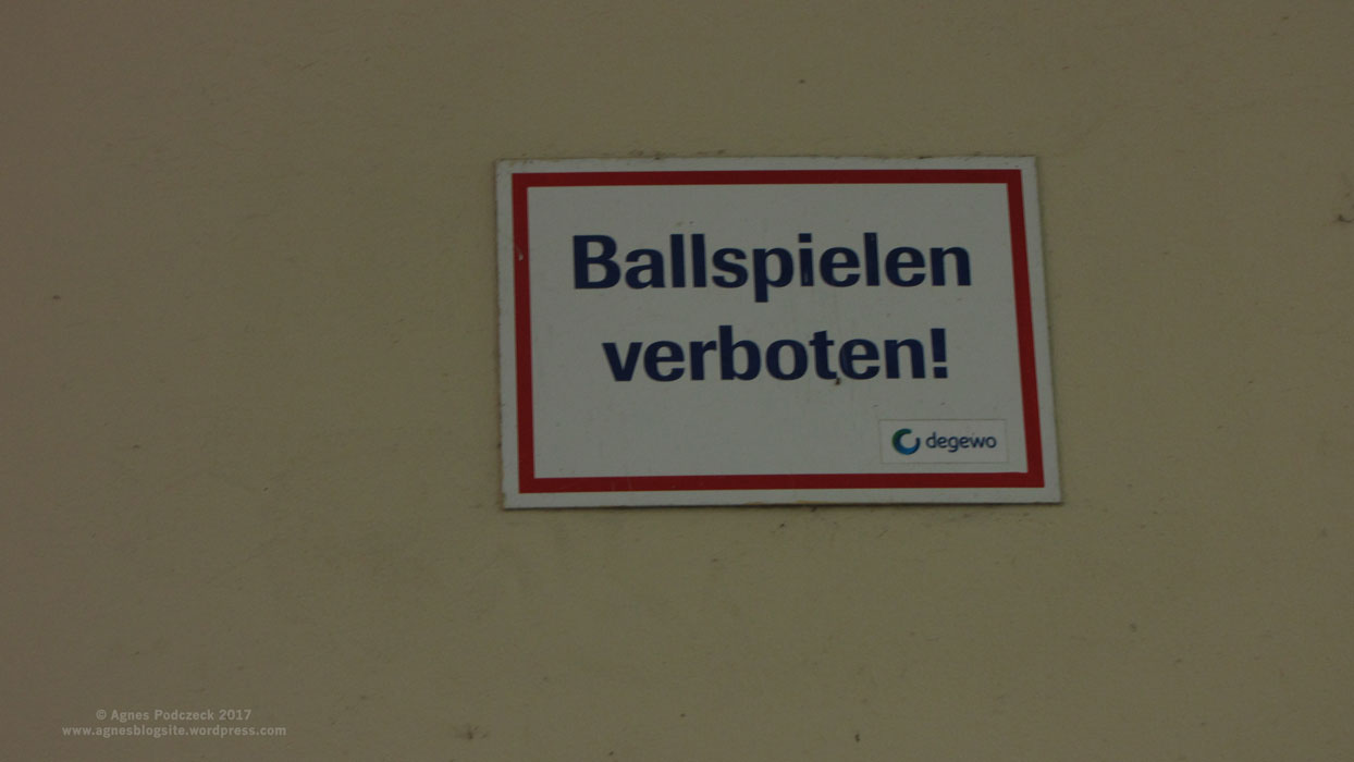 BALLSPIELEN VERBOTEN, Schild in einem Berliner Hausdurchgang
