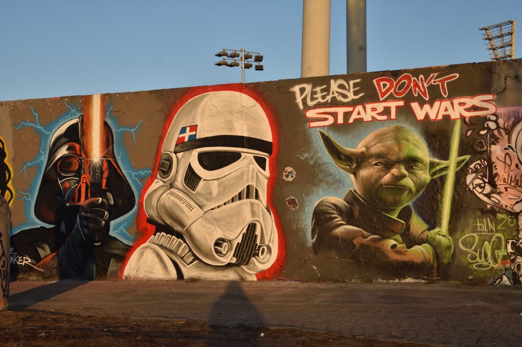 Mauerparkkunst. PLEASE DON’T START&nbsp;WARS