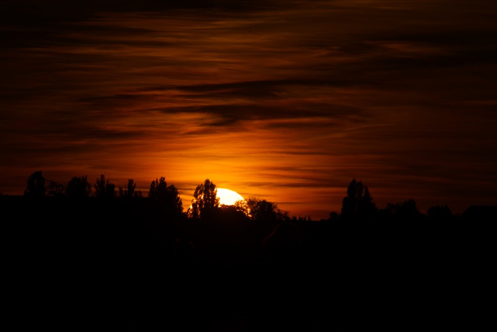 Als die Sonne hinter der großen Stadt versank